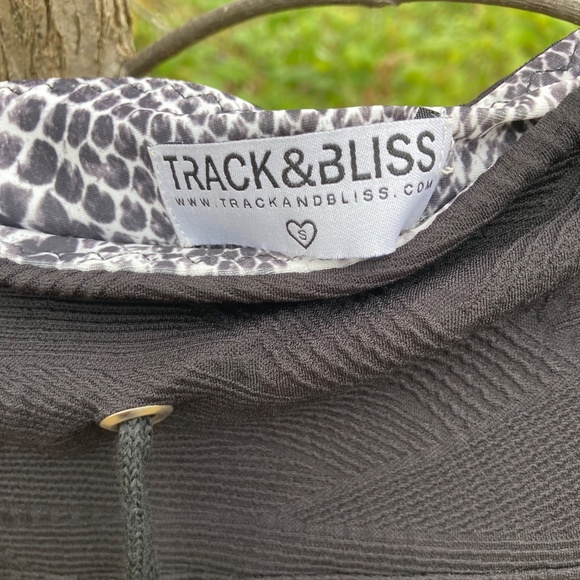 Luxe Track and Bliss joggers, Sz. Small, Black w/geometric textured pattern - Picture 2 of 4